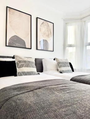 Serviced 4 bed 2 bath Manor Park House